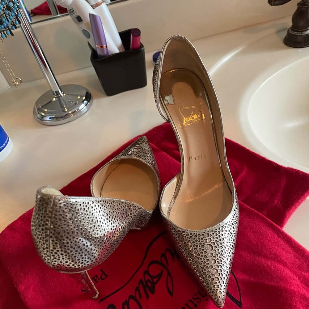 ChRISTIAN LOUBOUTIN Iriza pointy toe pump !!